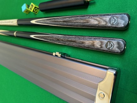 TAYLOR MADE ENGLISH 8 BALL POOL CUE PACKAGE, PLAYING CUE AND BREAK CUE. 